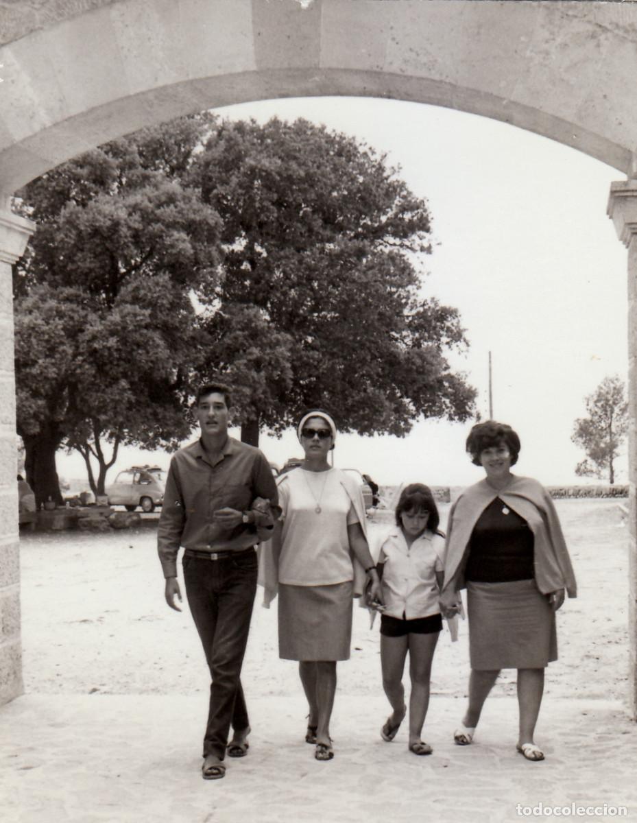 Fotograf&iacute;a antigua: Paseando. Al fondo Seat 600. Reportajes Vicente, Palma de Mallorca. A&ntilde;os 60. pc