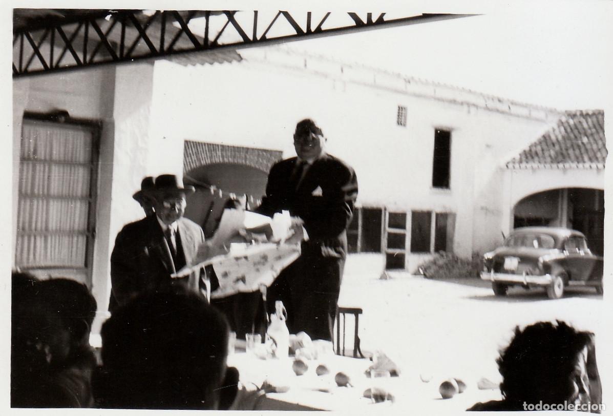 Fotograf&iacute;a antigua: Patio con coche antiguo. Peinado y Ma-Em, Porches, Tudela. A&ntilde;os 50. pc
