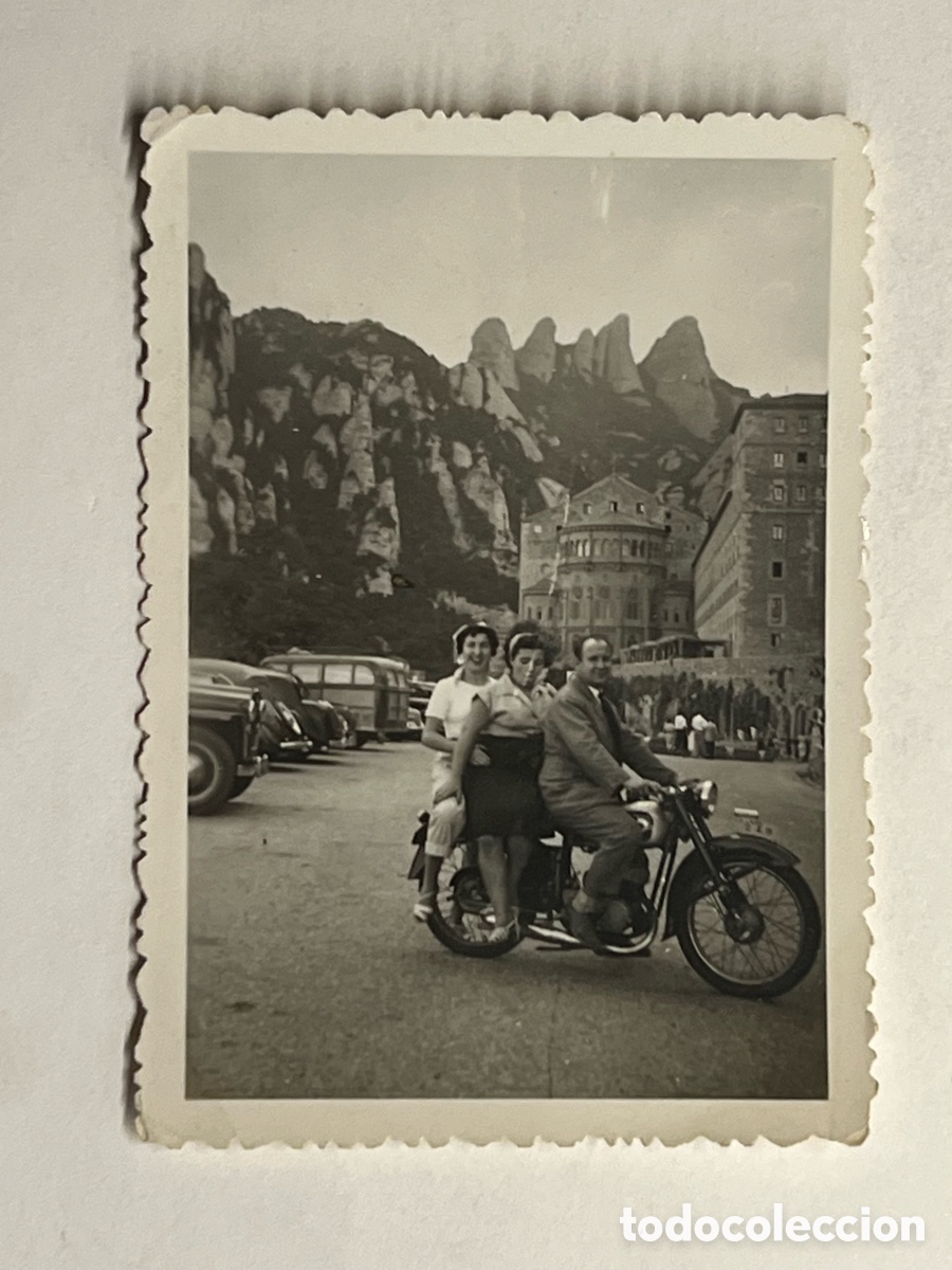 Fotograf&iacute;a antigua: EN MOTO A MONTSERRAT.. Fotograf&iacute;a antigua. Tres amigos y una moto&hellip; (h.1950?)