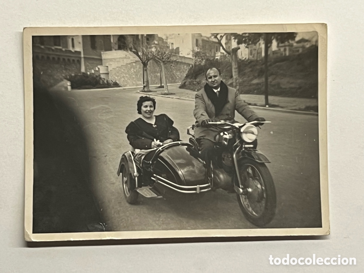Fotograf&iacute;a antigua: MOTOCICLETA CON SIDECAR.. Fotograf&iacute;a antigua. Feliz de paseo con la novia.. (h.1950?)