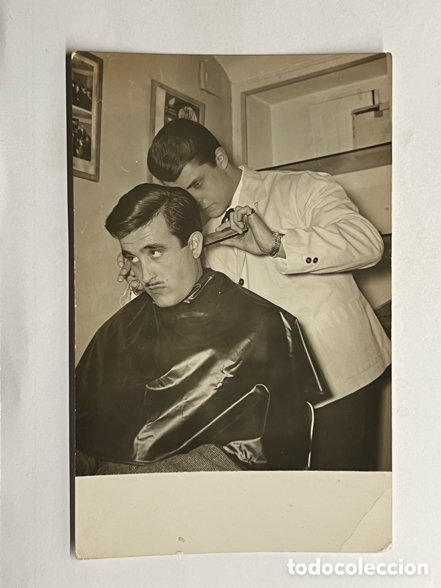 Fotograf&iacute;a antigua: PELUQUERO.. Fotografia antigua.. el artista de las tijeras y peines.. (a.1960) Medidas: 14 x 9 cm