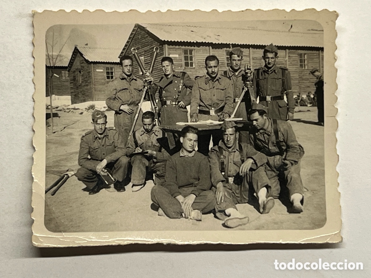 Fotograf&iacute;a antigua: MILITAR.. Los Topogr&aacute;fos.. Cuartel Huesca.. Alto Arag&oacute;n.. (h.1950?) Medidas: 6 x 8 cm.,