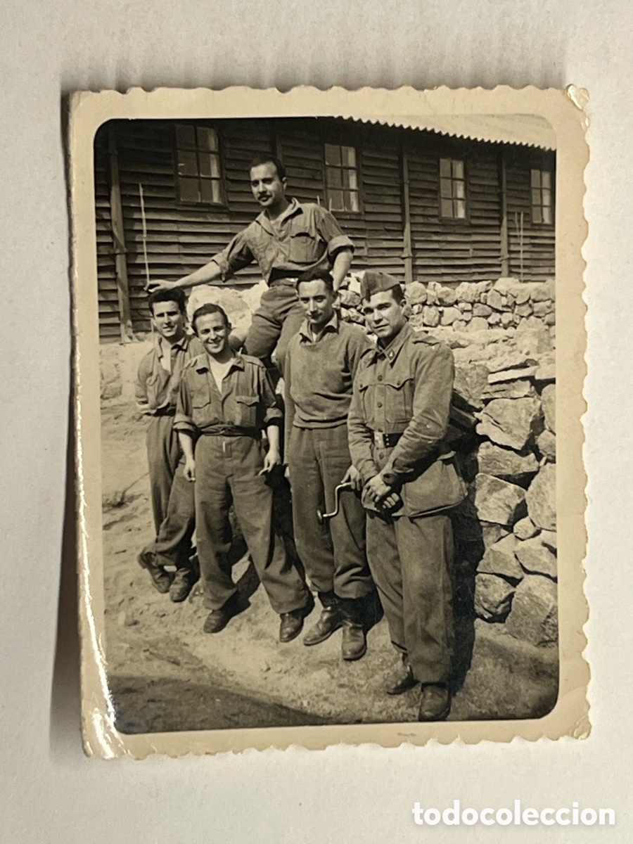 Fotograf&iacute;a antigua: MILITAR.. Soldados Cuartel Huesca.. Alto Arag&oacute;n.. (h.1950?) Medidas: 6 x 8 cm.