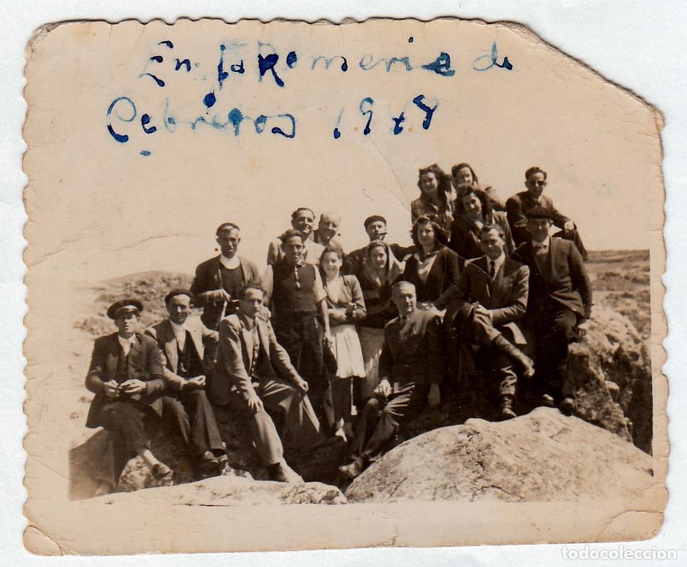 Fotograf&iacute;a antigua: Descanso en la Romer&iacute;a de Cebreros, &Aacute;vila. A&ntilde;os 40. pc