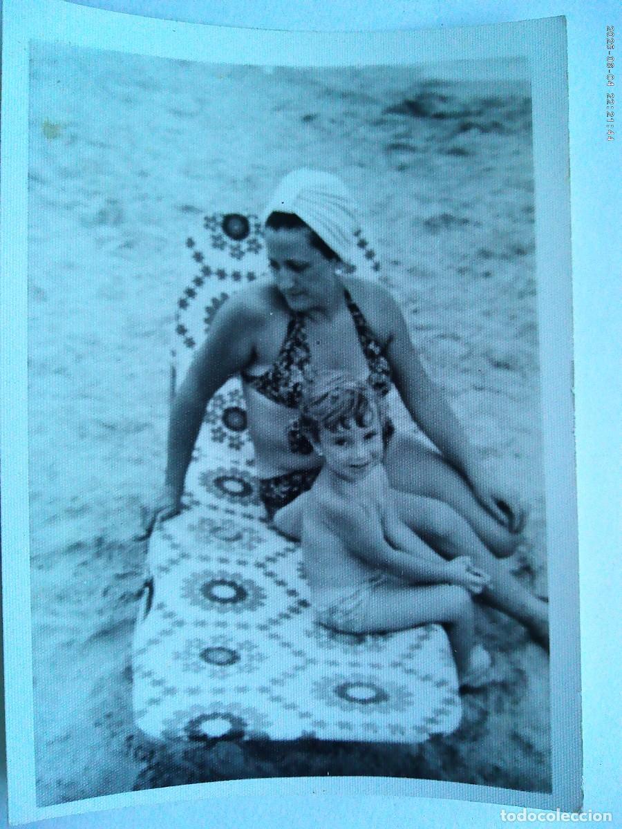 Fotograf&iacute;a antigua: FOTO DE MUJER Y NI&Ntilde;O EN BA&Ntilde;ADOR EN LA PLAYA