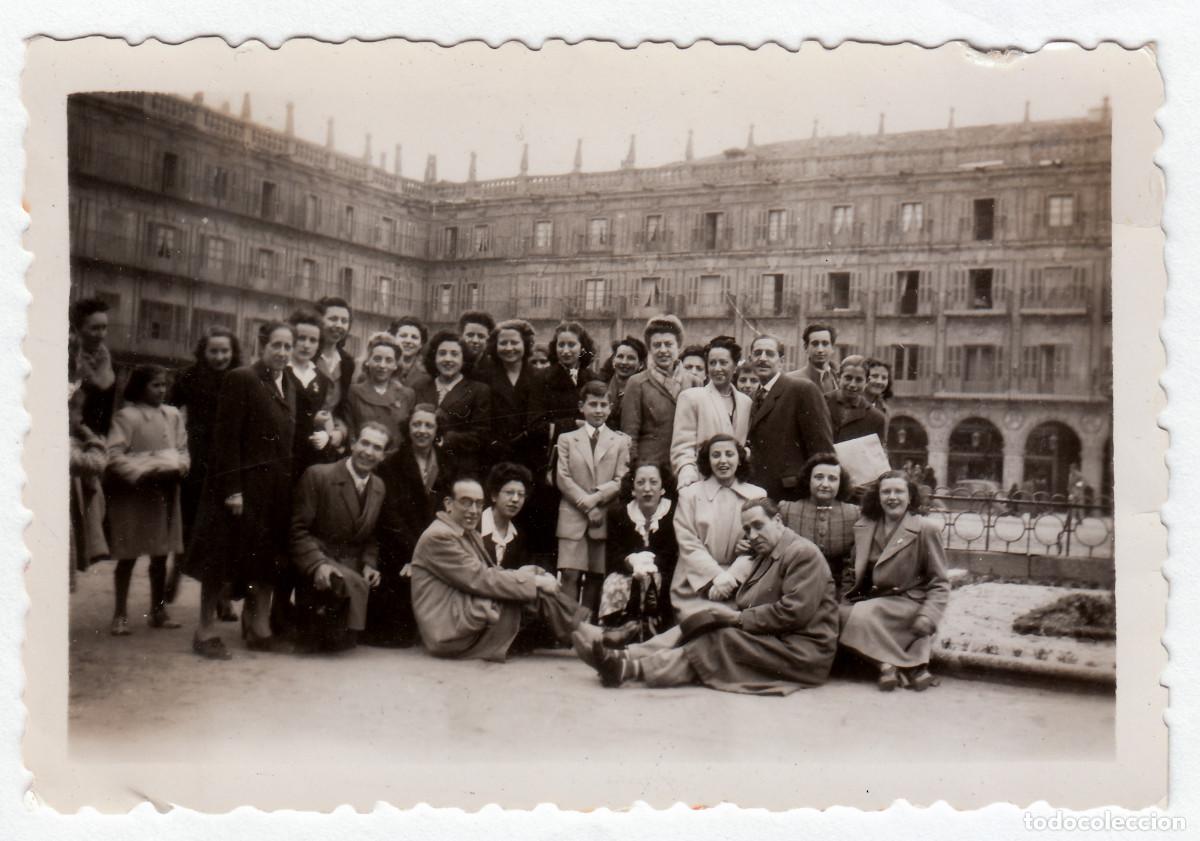 Fotograf&iacute;a antigua: Grupo numeroso en la Plaza Mayor de Salamanca. A&ntilde;os 40 pc