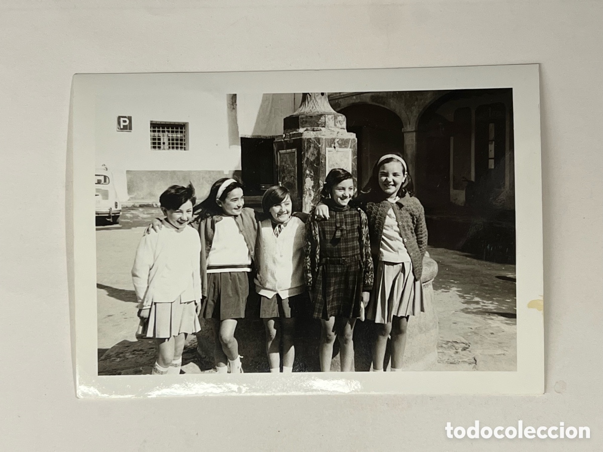 Fotograf&iacute;a antigua: ALTURA (Castell&oacute;n) Fotograf&iacute;a Ni&ntilde;as del pueblo en la fuente de la Plaza&hellip; (h.1960?)