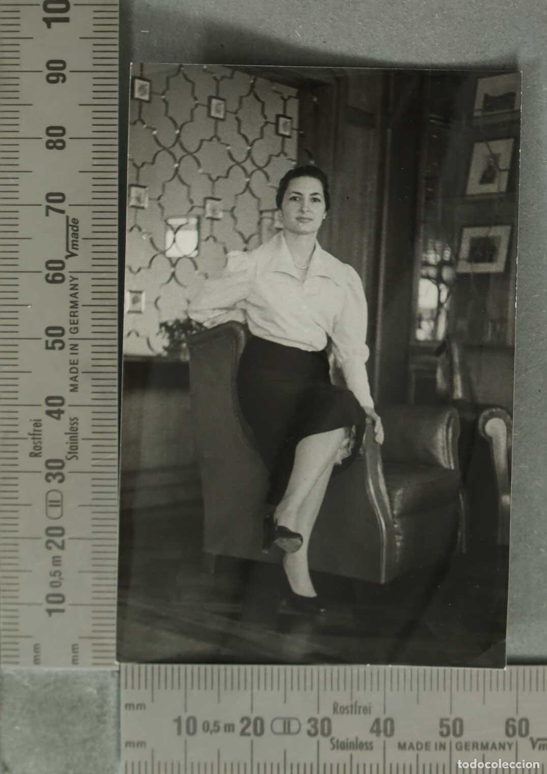 Fotograf&iacute;a antigua: FOTOGRAFIA. Mujer posando en sof&aacute; HACIA 1950