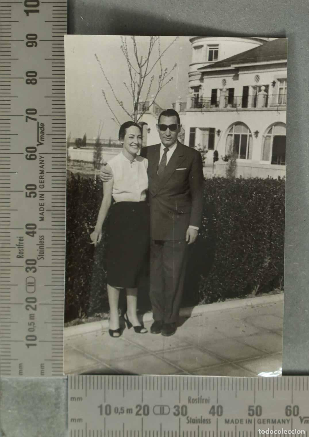 Fotograf&iacute;a antigua: FOTOGRAFIA. Un matrimonio paseando en la calle. HACIA 1950