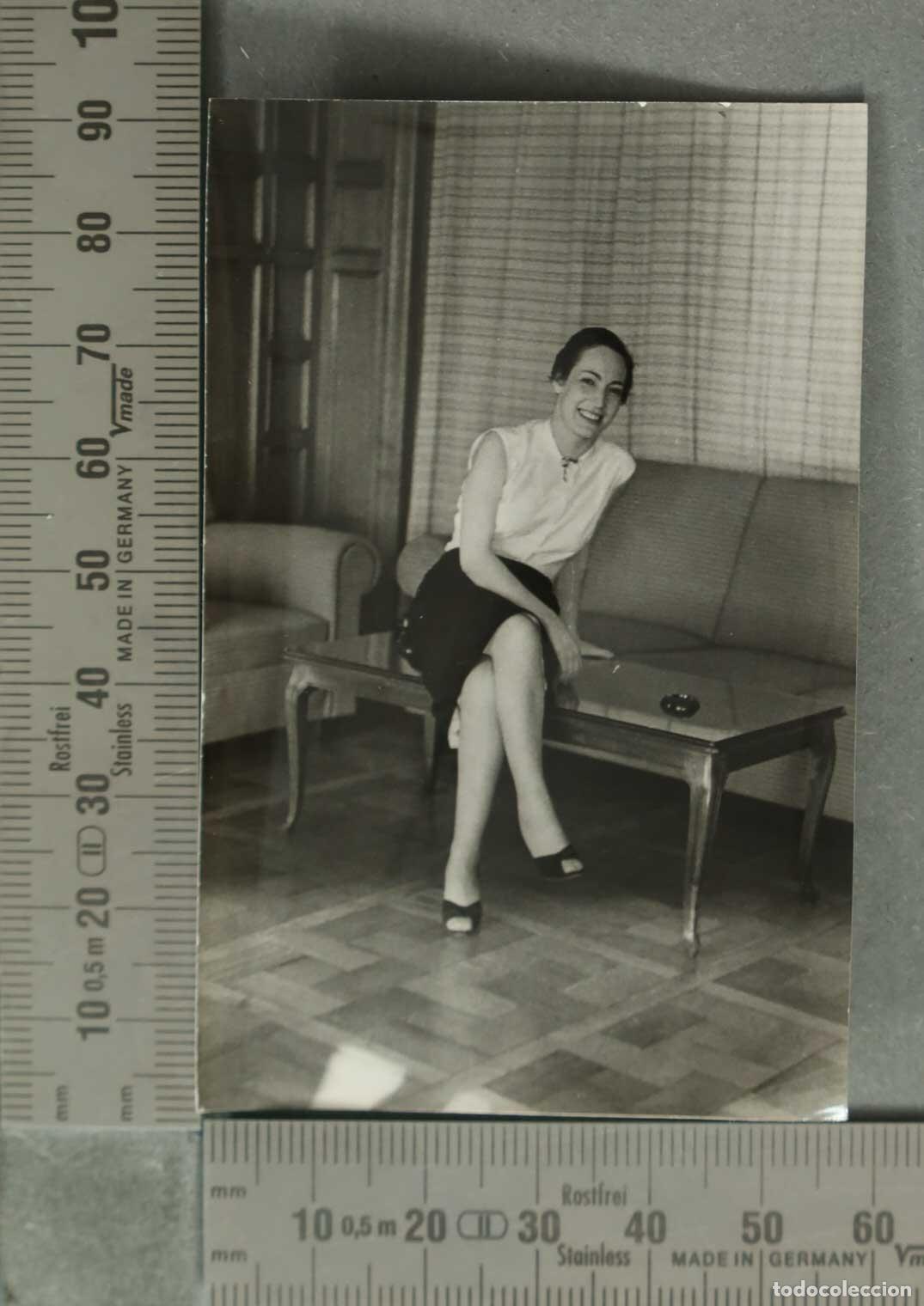 Fotograf&iacute;a antigua: FOTOGRAFIA. Mujer joven con camisa blanca INTERIOR DE CASA - HACIA 1950