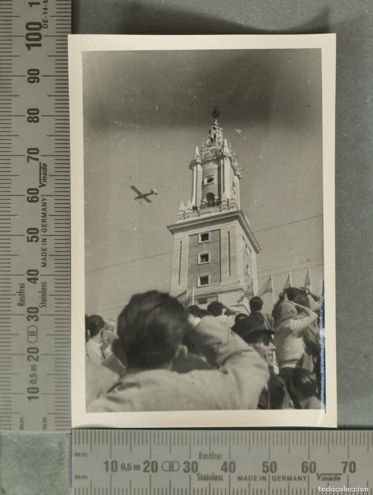 Fotograf&iacute;a antigua: FOTOGRAFIA. DESFILE O SIMILAR MUSEO AMERICA MADRID. AVION. HACIA 1940
