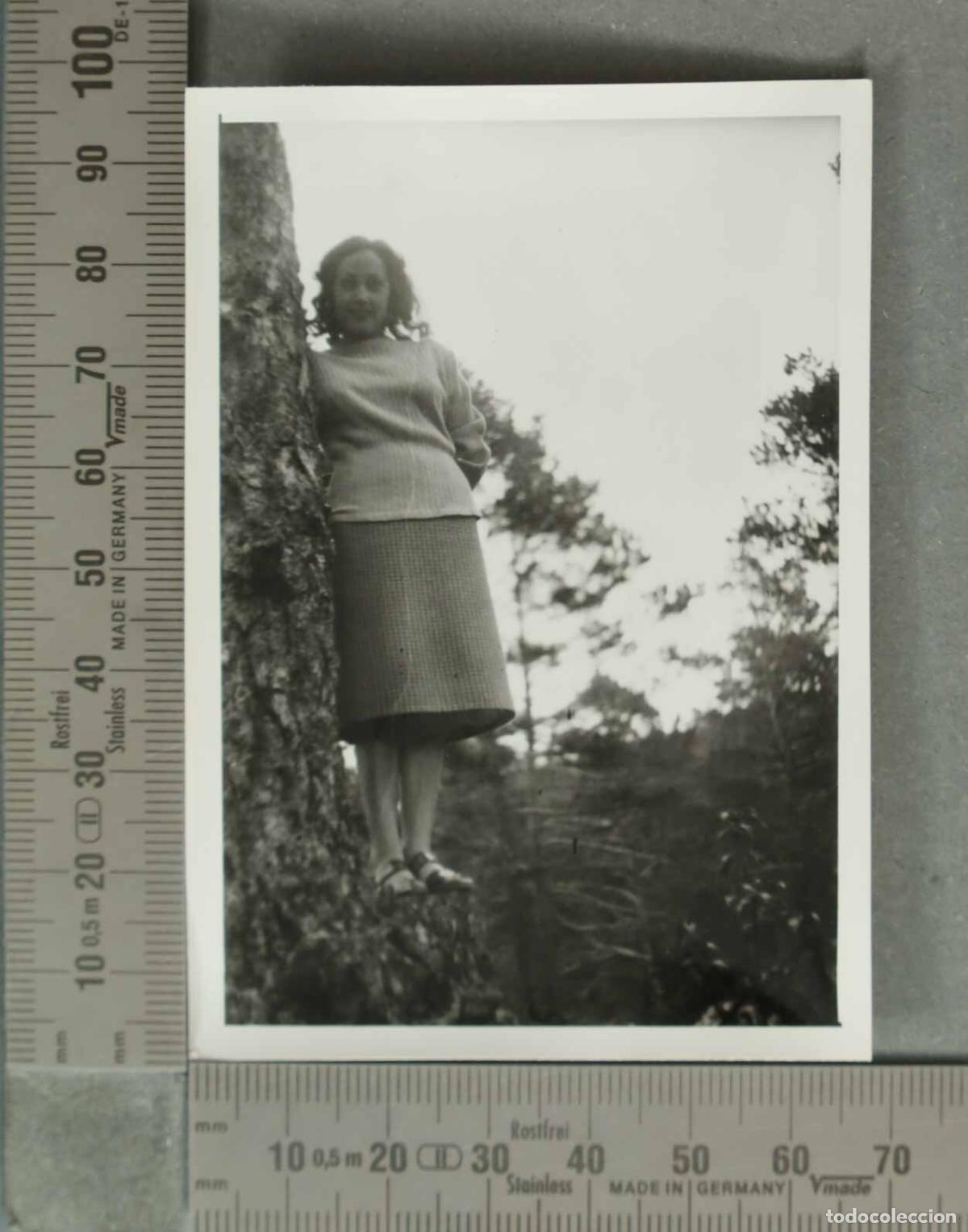 Fotografia antica: FOTOGRAFIA. Mujer junto a arbol