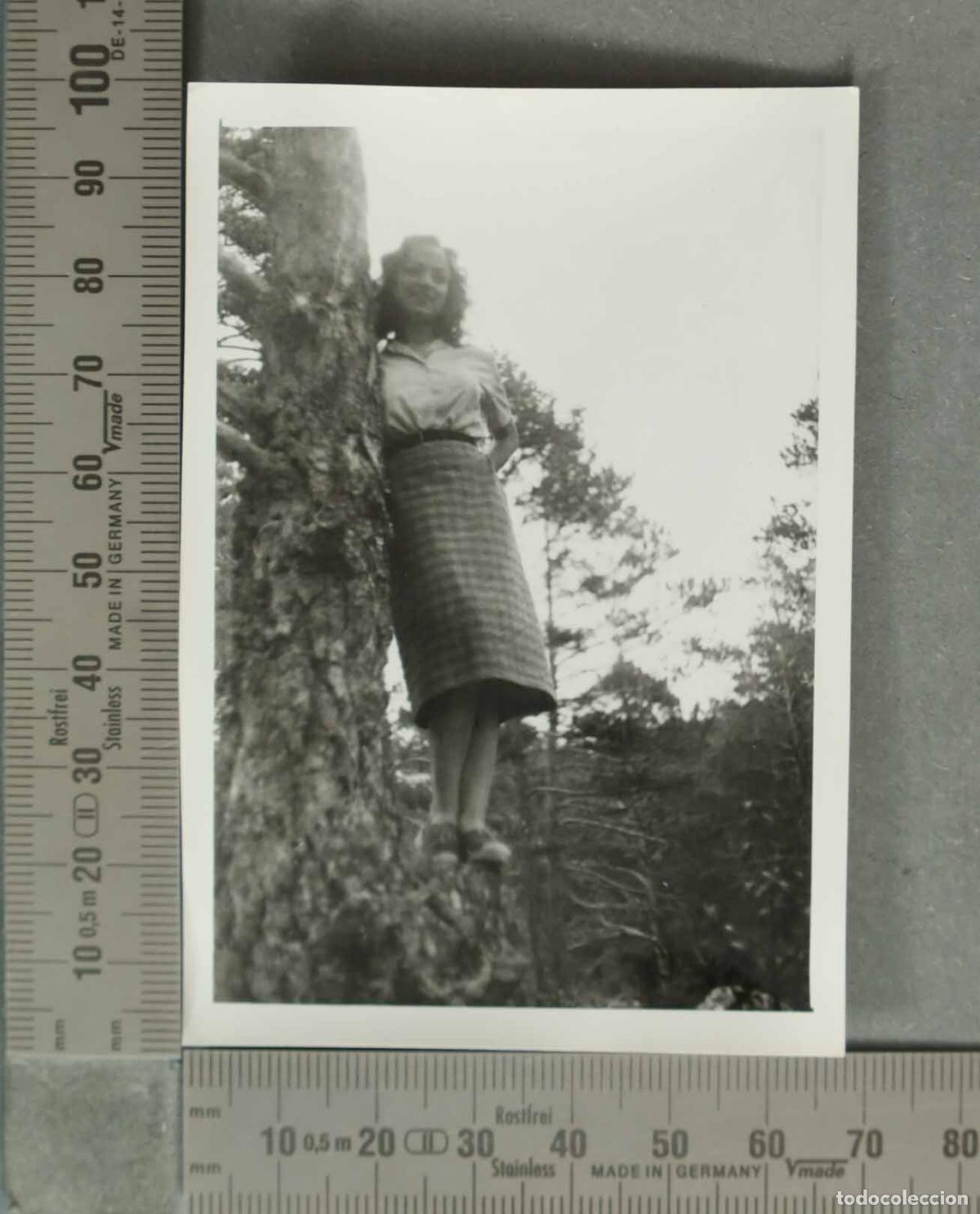 Fotografia antica: FOTOGRAFIA. Mujer junto a arbol