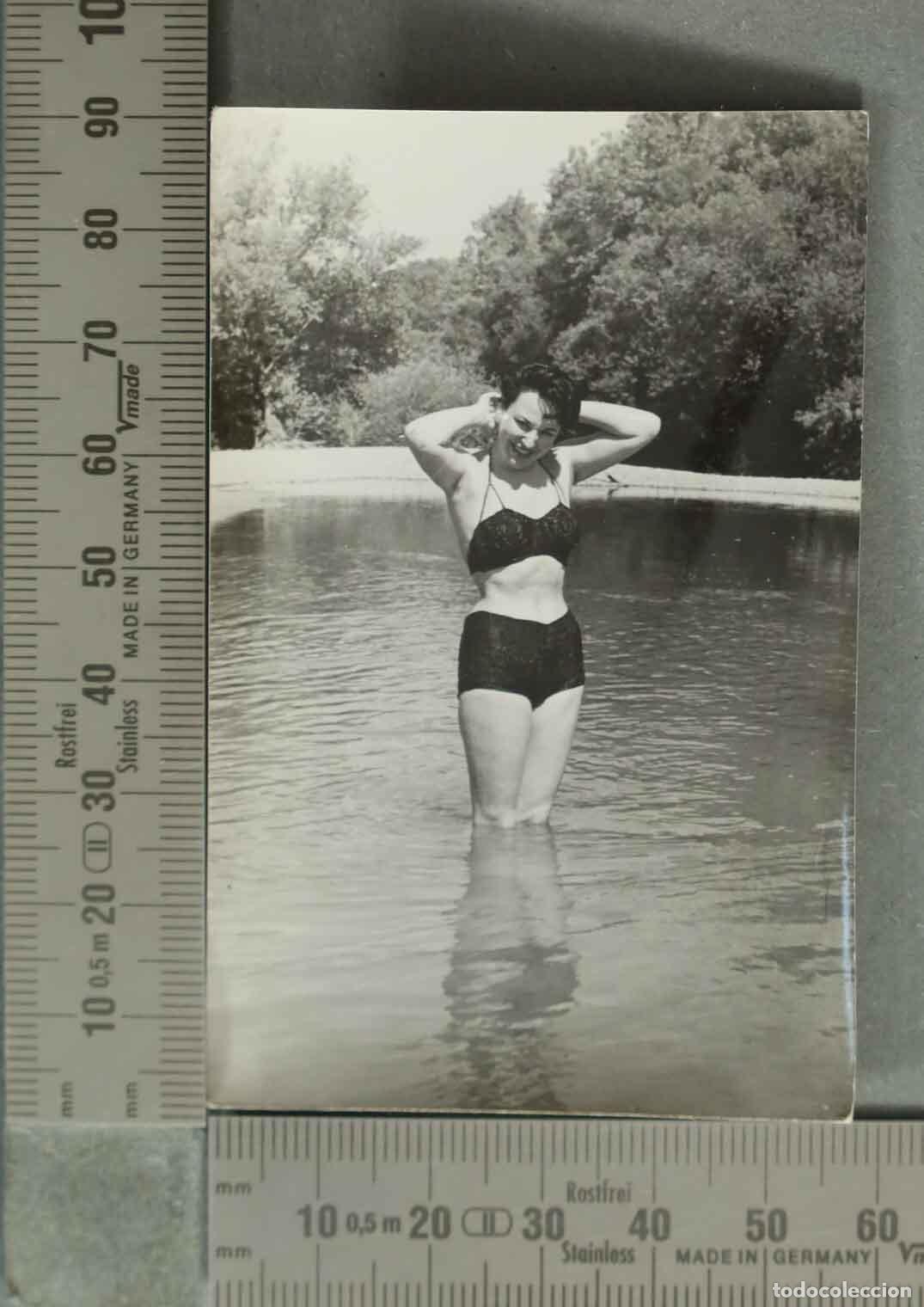 Fotograf&iacute;a antigua: FOTOGRAFIA. Chica joven en ba&ntilde;ador