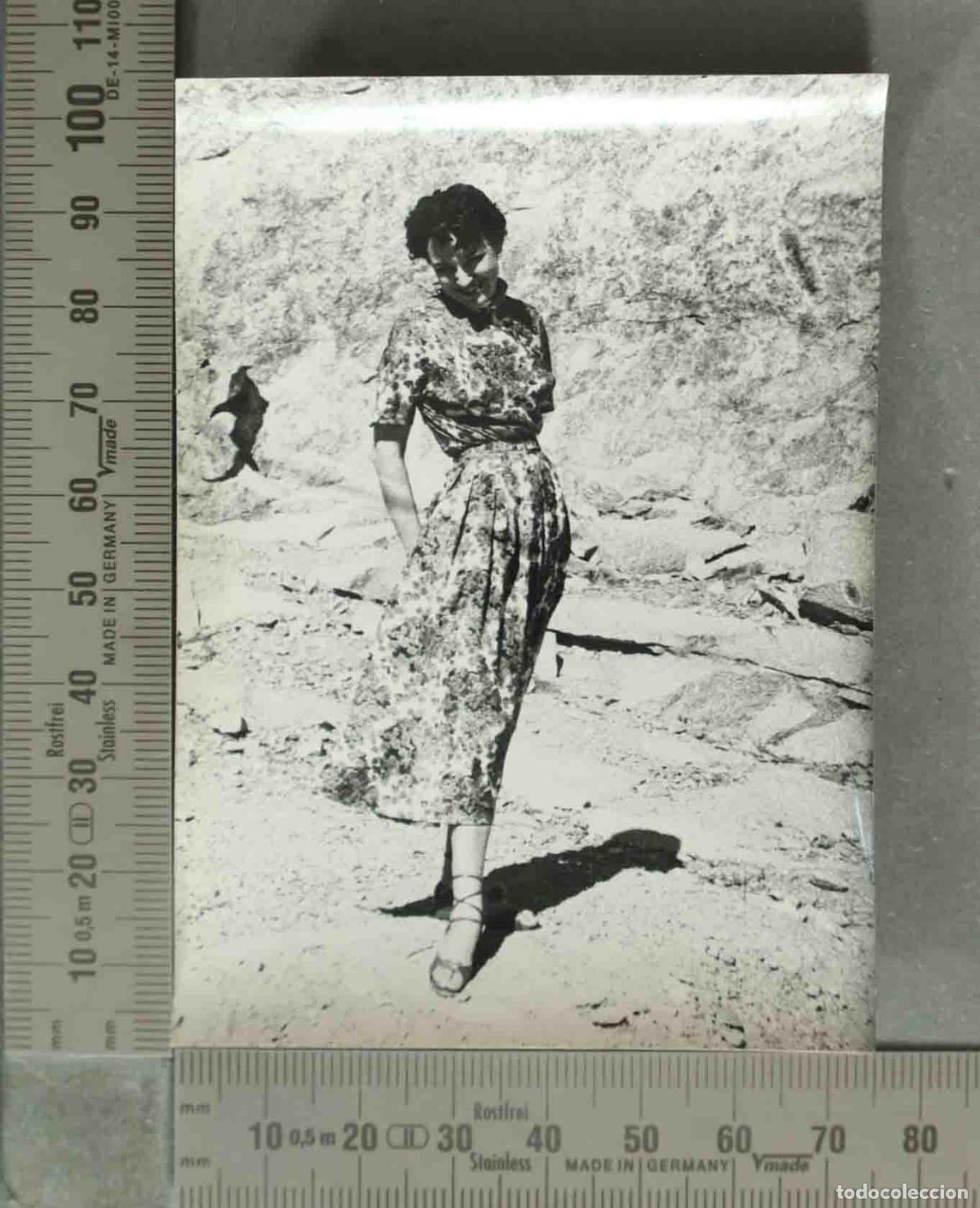 Fotograf&iacute;a antigua: FOTOGRAFIA. MUJER POSANDO EN CAMPO