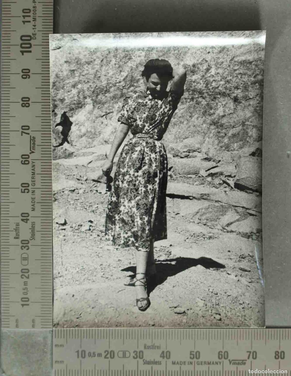 Fotograf&iacute;a antigua: FOTOGRAFIA. MUJER POSANDO EN CAMPO