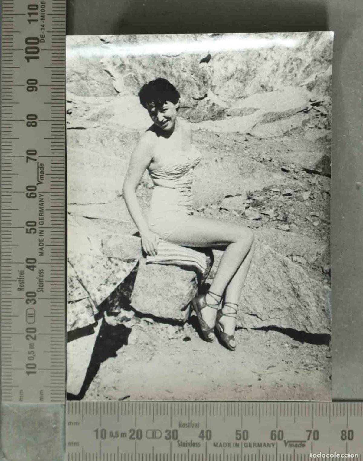 Fotograf&iacute;a antigua: FOTOGRAFIA. MUJER POSANDO EN CAMPO