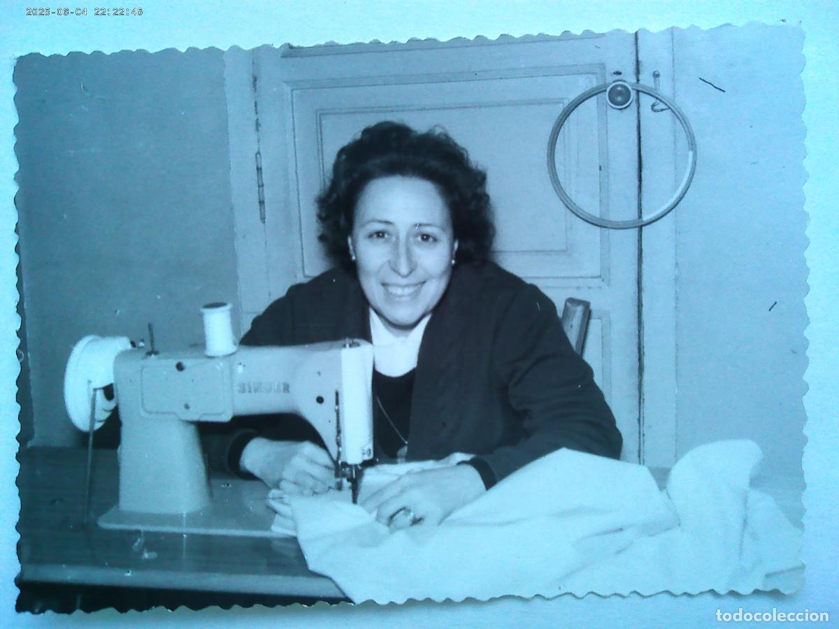 Fotograf&iacute;a antigua: FOTO DE MUJER COSIENDO CON UNA MAQUINA DE COSER SINGER , 1966