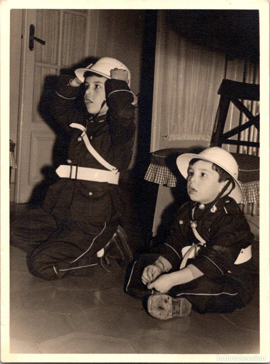 Fotograf&iacute;a antigua: Ni&ntilde;os - Disfrazados de Guardia Urbano -Expresi&oacute;n de Sorpresa-Fot&oacute;grafo: Carpi, Barcelona-Enero 1957