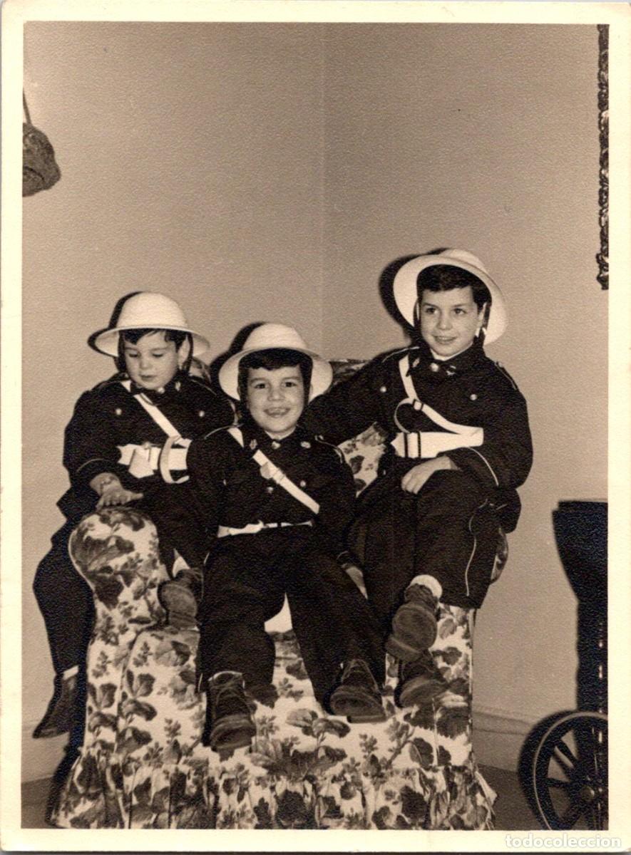Fotograf&iacute;a antigua: Ni&ntilde;os - Disfrazados de Guardia Urbano - Enero 1957 - Fot&oacute;grafo: Carpi, Barcelona - 116x87mm