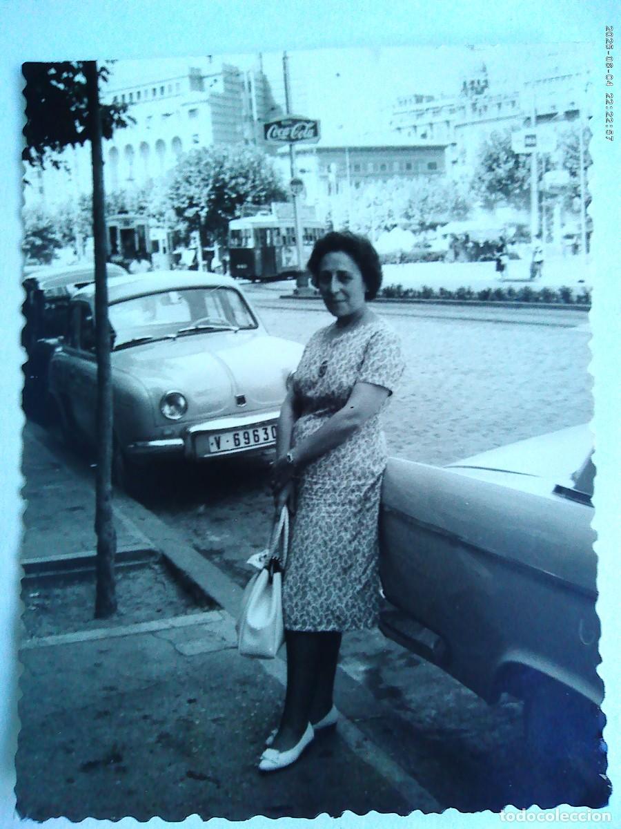 Fotograf&iacute;a antigua: FOTO DE MUJER Y COCHE DE EPOCA MATRICULA DE VALENCIA , 1966