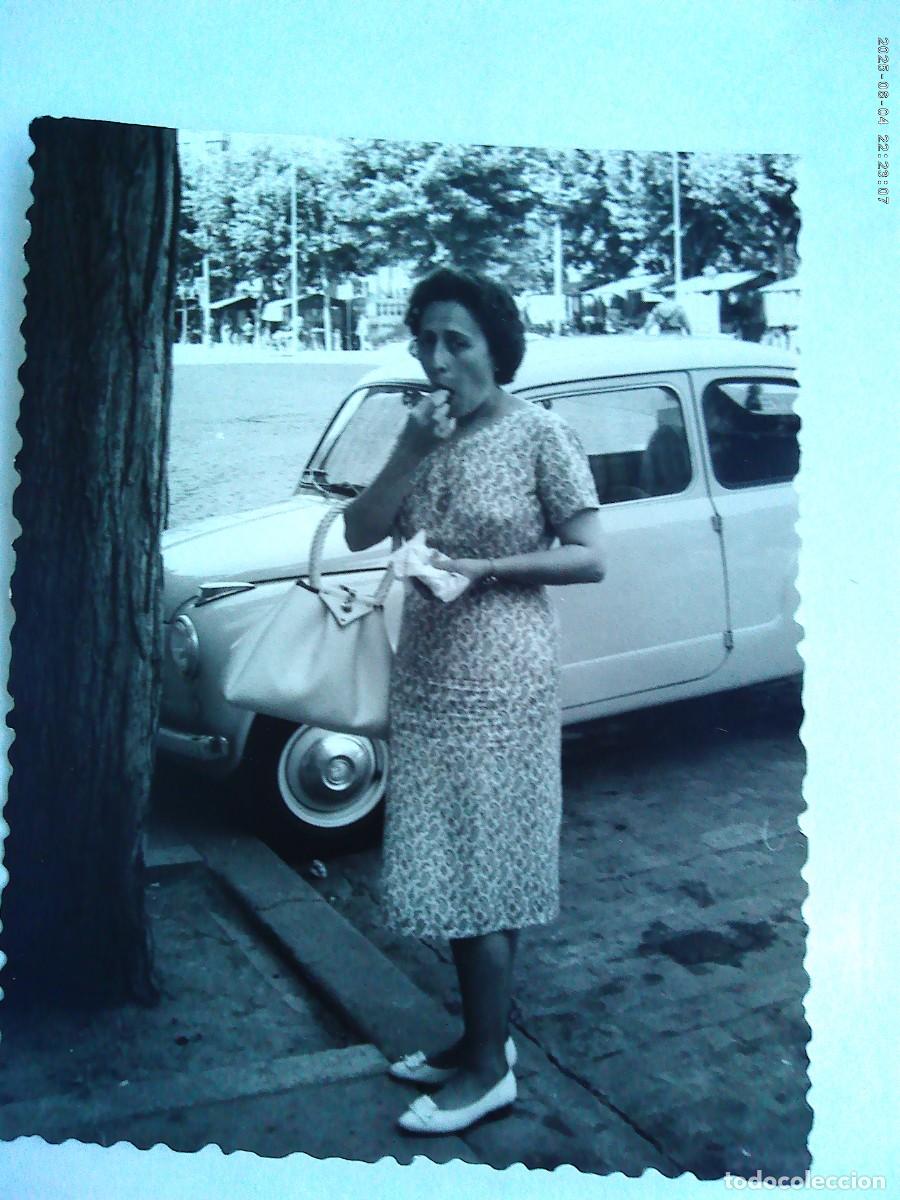 Fotograf&iacute;a antigua: FOTO DE MUJER Y COCHE DE EPOCA SEAT 600 . VALENCIA