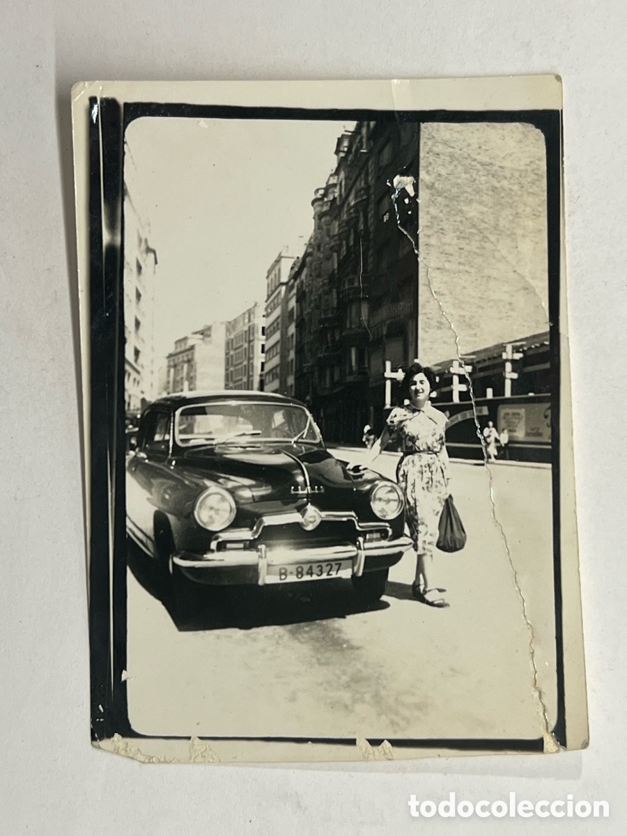 Fotograf&iacute;a antigua: BARCELONA.. Autom&oacute;vil.. Se&ntilde;orita Feliz con su coche nuevo.. SEAT 1400 ? (h.1950?) da&ntilde;ada..