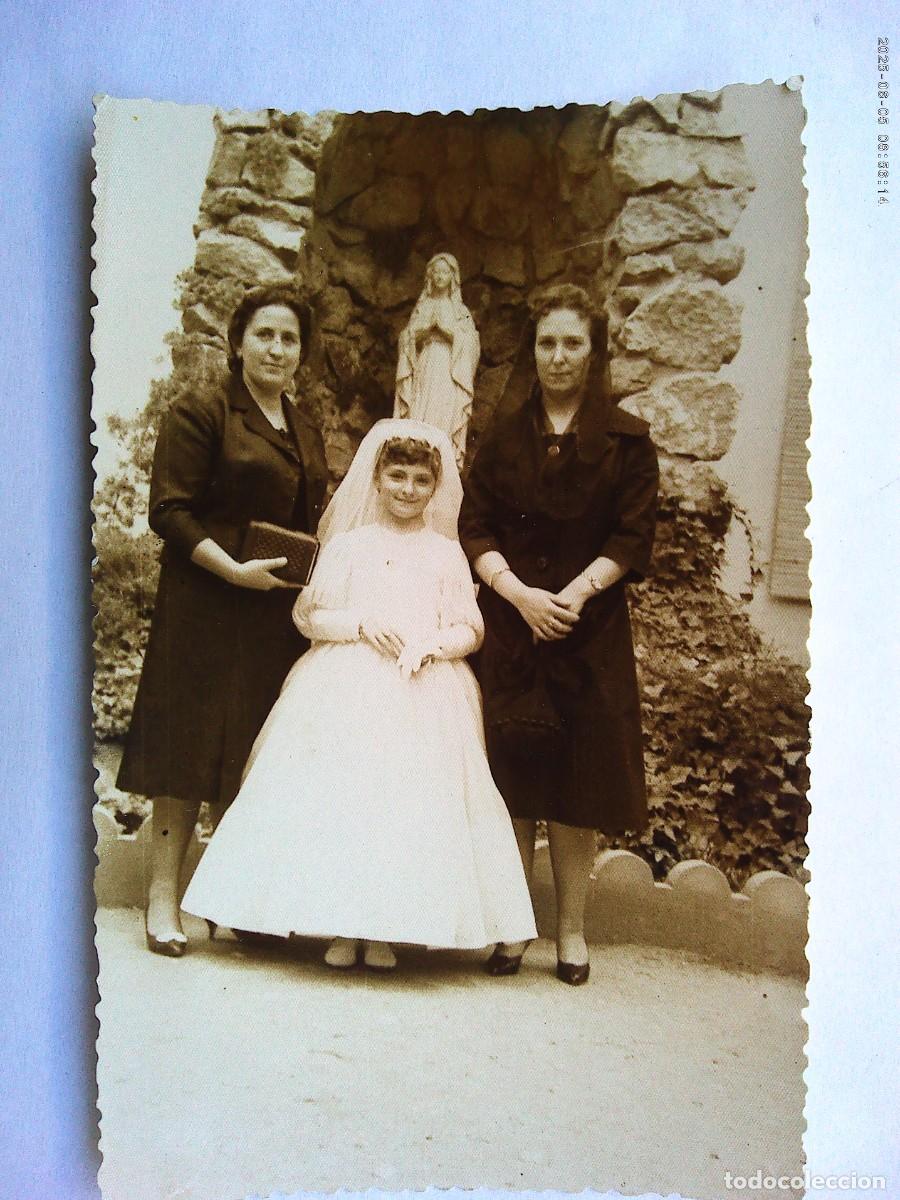 Fotograf&iacute;a antigua: FOTO DE NI&Ntilde;A DE PRIMERA COMUNION CON SE&Ntilde;ORAS DE LUTO Y VIRGEN DETRAS