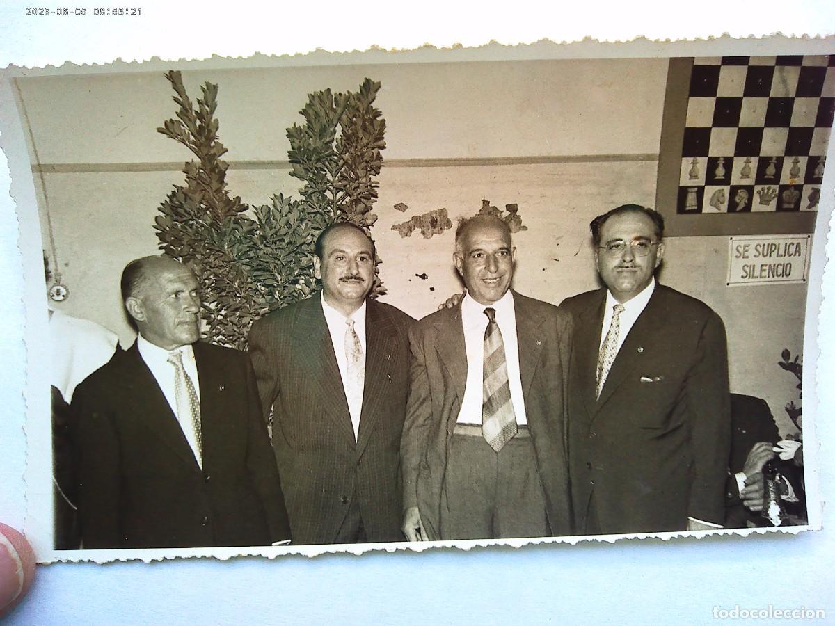 Fotograf&iacute;a antigua: FOTO DE GENTE EN UN TORNEO DE AJEDREZ O SIMILAR . DE G, VERA , BADALONA