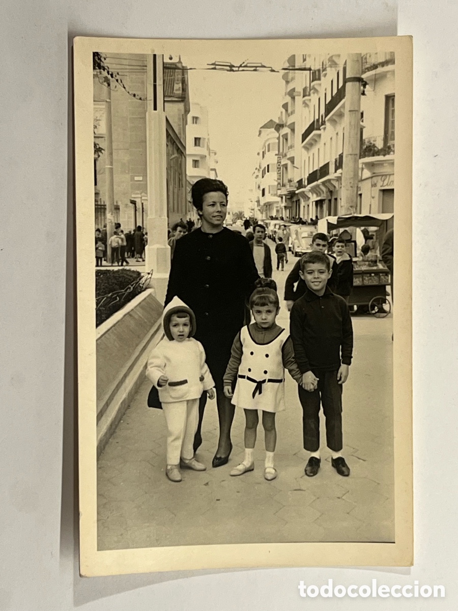 Photographie ancienne: TETU&Aacute;N Espa&ntilde;ol&hellip; Fotograf&iacute;a los &uacute;ltimos del Protectorado.. Se&ntilde;ora con hijos.. (a.1965)