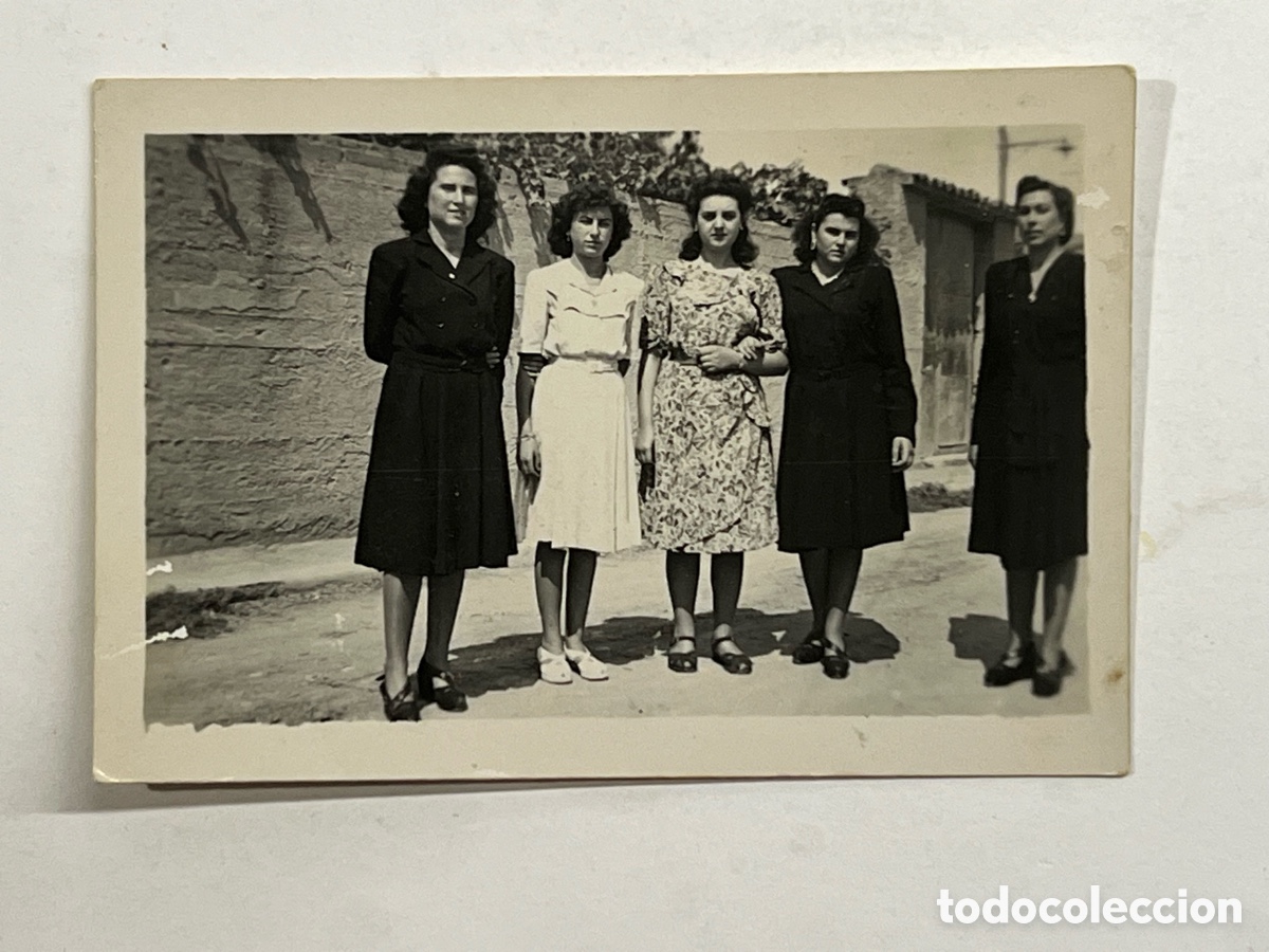 Fotograf&iacute;a antigua: BURRIANA. Minuteros.. Grupo de amigas de paseo.. (a.1947) Medidas: 9 x 6 cm.,