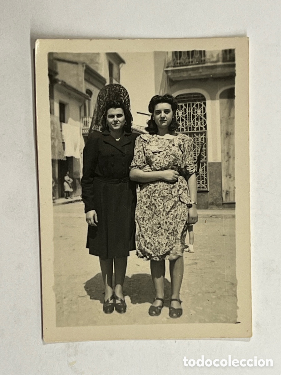 Fotograf&iacute;a antigua: BURRIANA. Minuteros.. Grupo de amigas de paseo.. (a.1947) Medidas: 9 x 6 cm.,