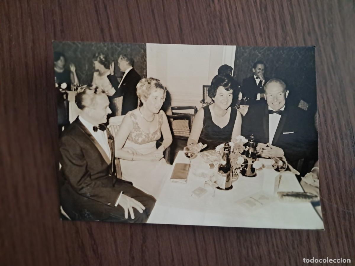 Fotograf&iacute;a antigua: fotograf&iacute;a antigua, parejas en una fiesta, comida. Hamburgo, Alemania.