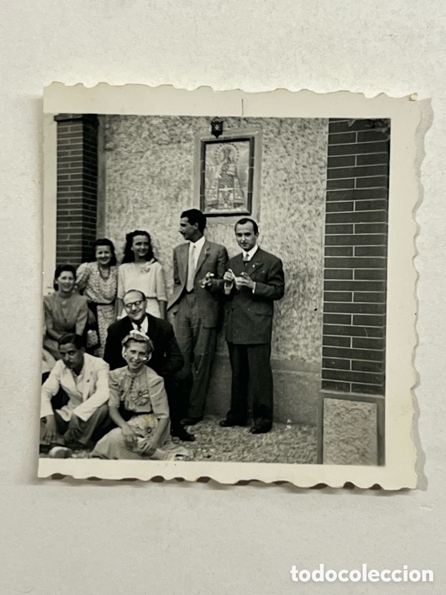 Fotograf&iacute;a antigua: BURJASSOT (Valencia) Reuni&oacute;n de amigos. Bonito panel cer&aacute;mico Virgen de los Desamparados (h.1945?)