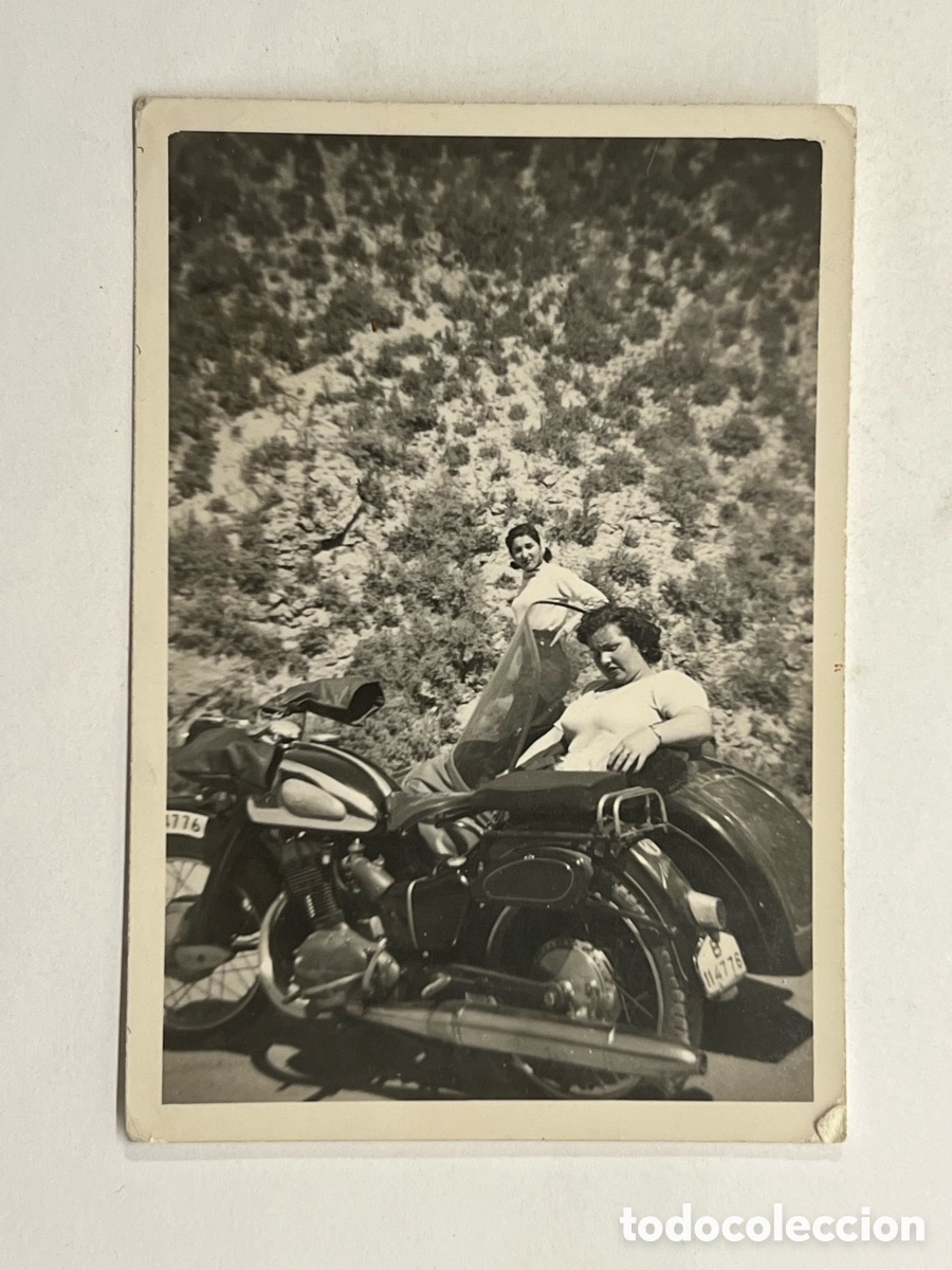 Fotograf&iacute;a antigua: BARCELONA. Fotograf&iacute;a recorriendo la Provincia con su Moto con Sidecar.. (h.1950?)