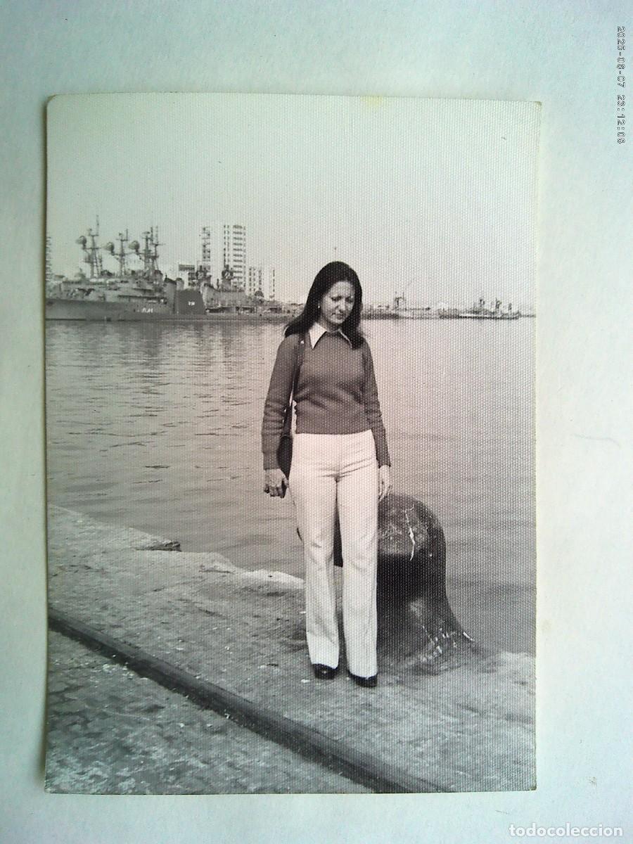 Alte Fotografie: FOTO DE MUJER EN UN PUERTO, DETRAS BARCOS DE GUERRA