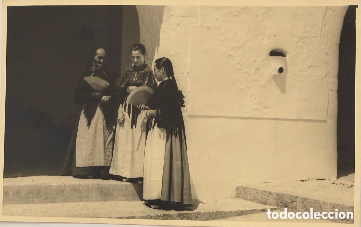 Photographie ancienne: Ibiza San Antonio payesas en la entrada De la Iglesia 1949