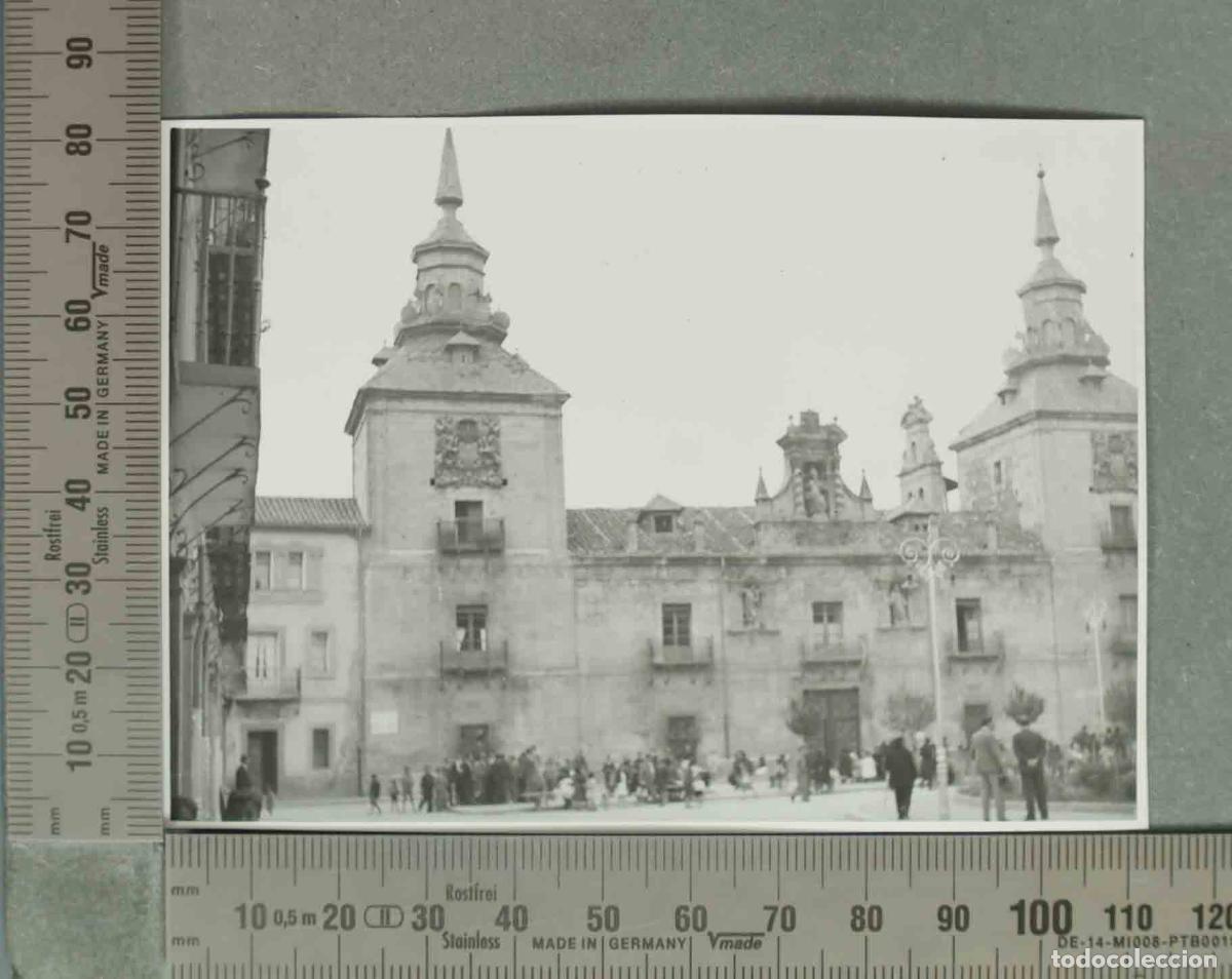 Fotografia antiga: FOTOGRAFIA. ANTIGUO HOSPITAL DE SAN AGUSTIN. BURGO DE OSMA. GENTE EN LA CALLE. HACIA 1940