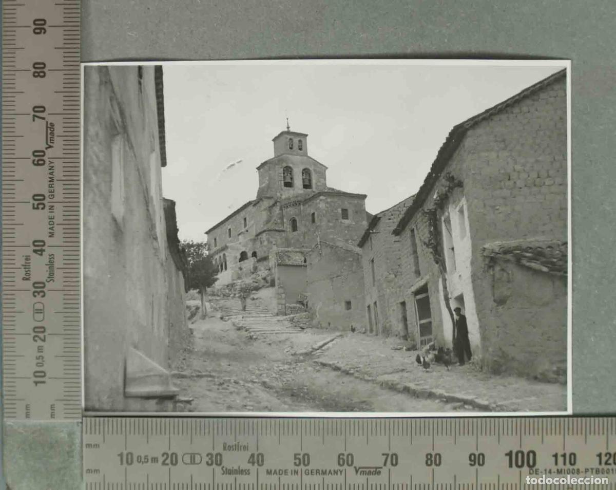 Fotografia antiga: FOTOGRAFIA. VISTA CALLE A LA IGLESIA. SAN ESTEBAN DE GORMAZ. GALLINAS. HACIA 1940