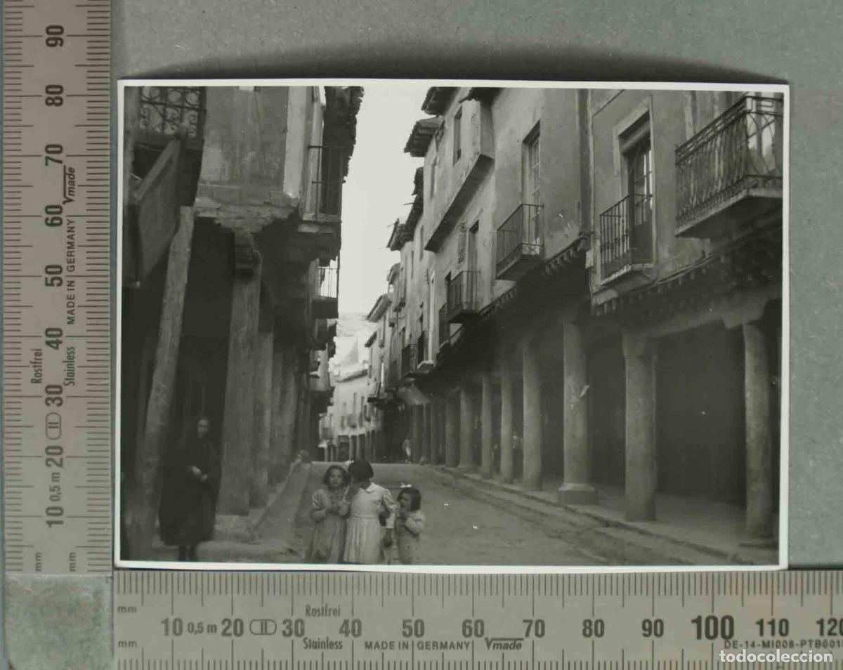 Fotograf&iacute;a antigua: FOTOGRAFIA. VISTA DE MEDINA DE RIOSECO. NI&Ntilde;OS Y MUJER. HACIA 194O