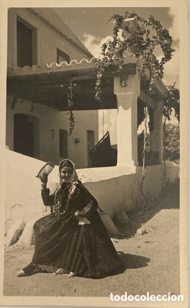 Fotograf&iacute;a antigua: Ibiza payesa en la entrada de casa fotograf&iacute;a tipo postal