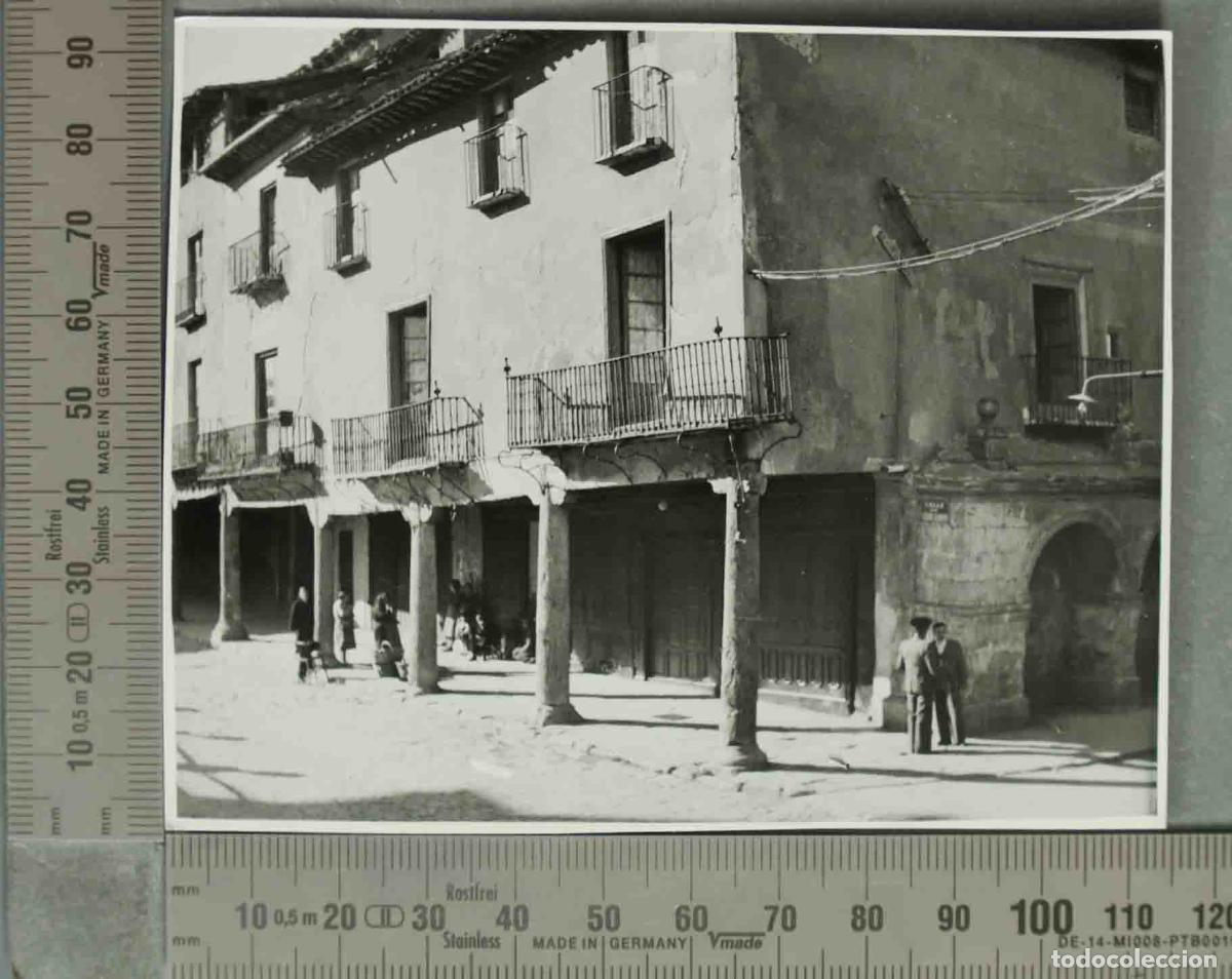 Fotograf&iacute;a antigua: FOTOGRAFIA. VISTA SOPORTALES. GENTES EN LA CALLE. MEDINA DE RIOSECO HACIA 194O