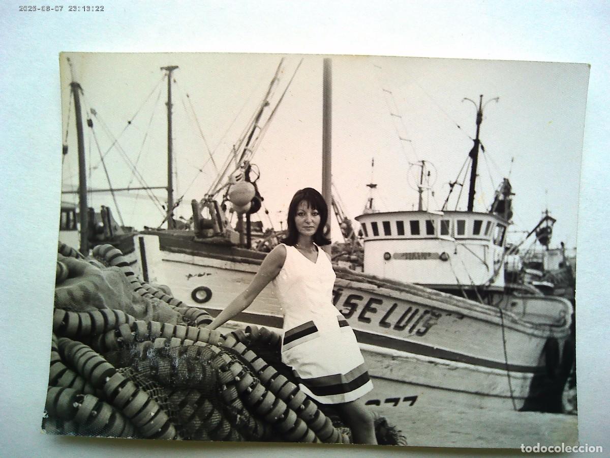 Alte Fotografie: FOTO DE CHICA EN UN PUERTO, DETRAS UN BARCO PESQUERO LLAMADO &uml; JOSE LUIS &uml;.