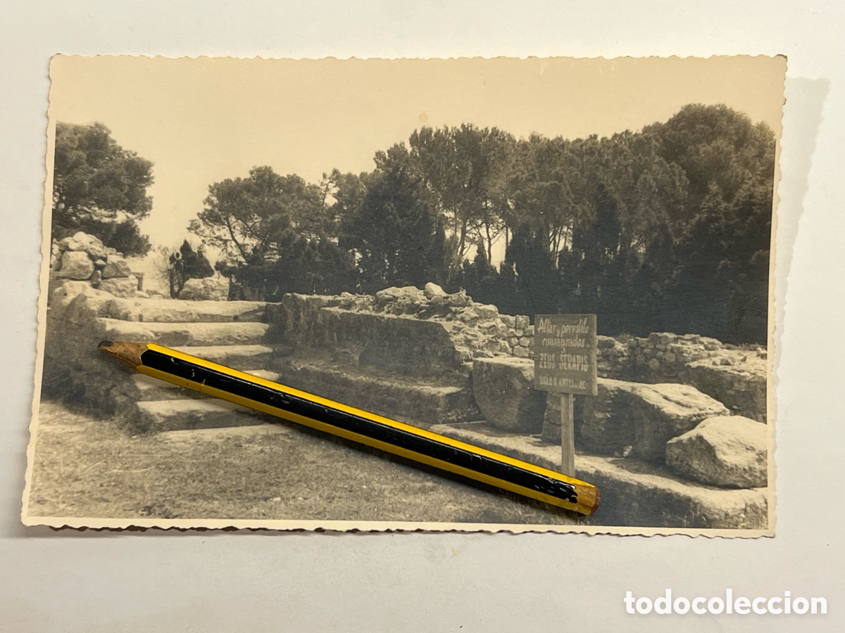 Fotografia antica: RUINAS DE AMPURIAS (Gerona) ALTAR A ZEUS. Excursi&oacute;n Escuela Arqueol&oacute;gos de Valenciana (a.1944)