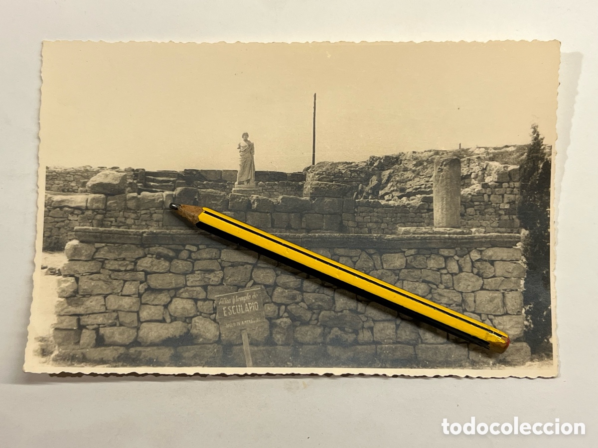 Fotografia antica: RUINAS DE AMPURIAS (Gerona) ALTAR ESCULAPIO. Excursi&oacute;n Escuela Arqueol&oacute;gos de Valenciana (a.1944)