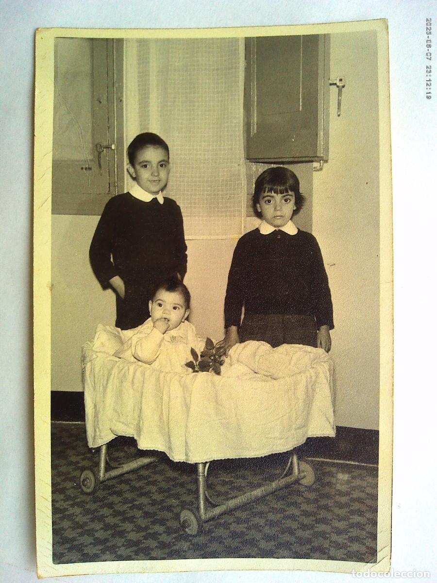 Alte Fotografie: FOTO DE NI&Ntilde;OS CON SU HERMANITO BEB&Eacute; EN SU MOISES , A&Ntilde;OS 50