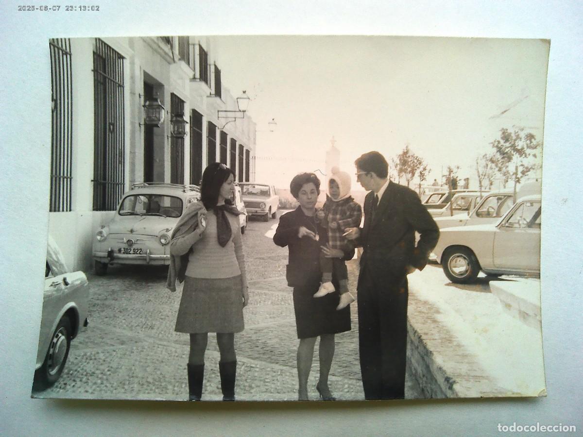 Fotograf&iacute;a antigua: FOTO DE GENTE Y COCHE DE EPOCA SEAT 600 MATRICULA DE MADRID