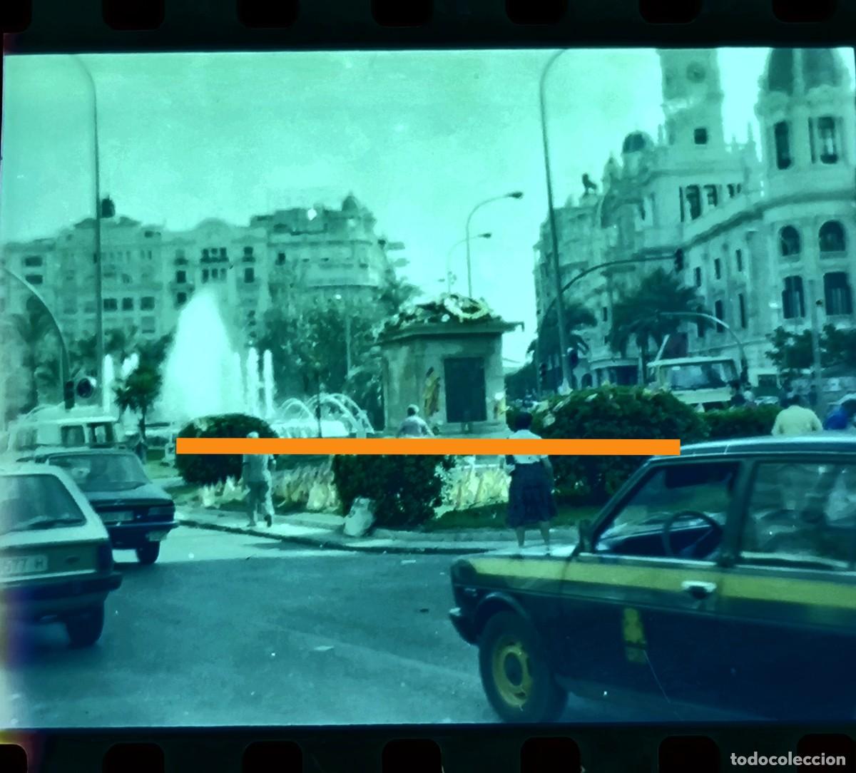 Fotograf&iacute;a antigua: Antiguo negativo de fotograf&iacute;a. Derribo estatua de Franco. Valencia. A&ntilde;os 80.