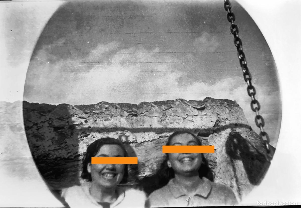 Fotograf&iacute;a antigua: Antiguo negativo de fotograf&iacute;a. Chicas, paisaje rural. A&ntilde;os 20/30