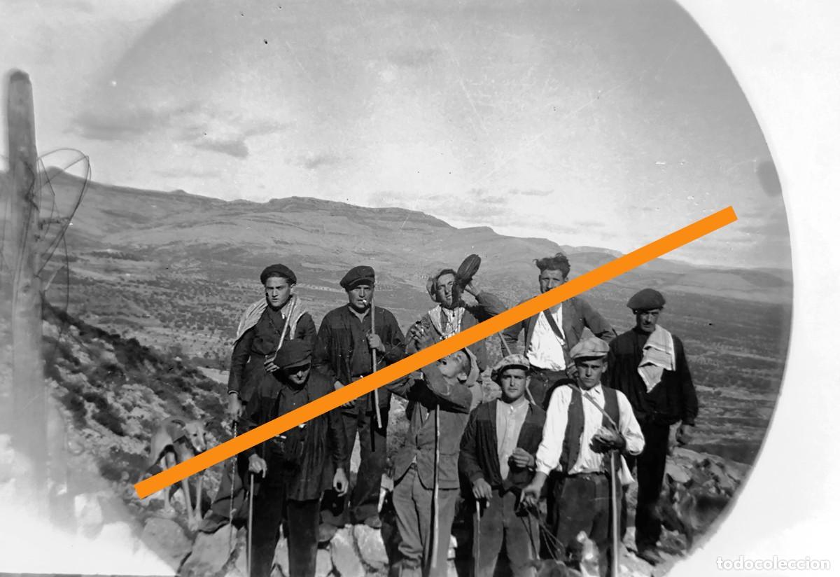 Fotograf&iacute;a antigua: Antiguo negativo de fotograf&iacute;a. Grupo de hombres. Paisaje rural. A&ntilde;os 20/30